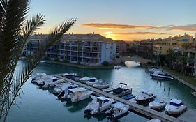 Apartamento con terraza sobre La Marina de Sotogrande